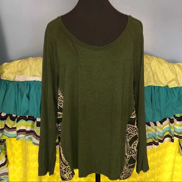 💐Flowy Olive Raglan with Floral back - Picture 3 of 5